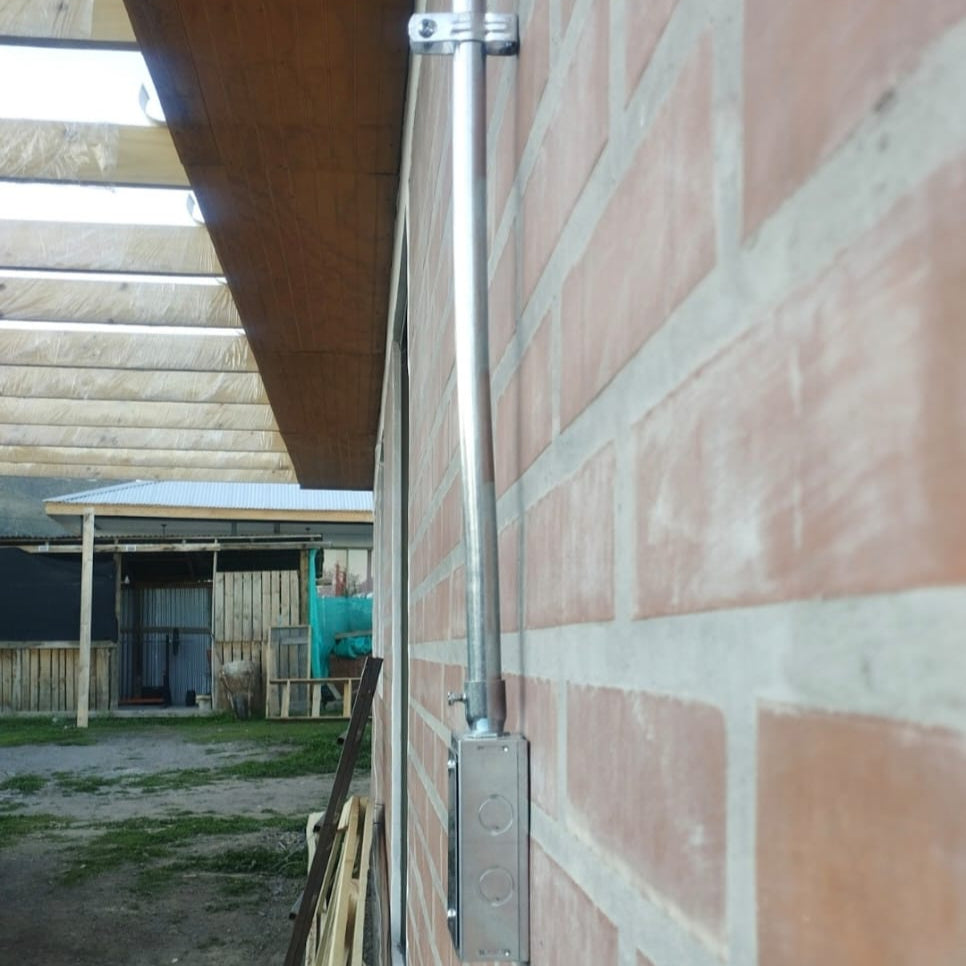 Centro de enchufe interior con canalización a la vista (EMT)