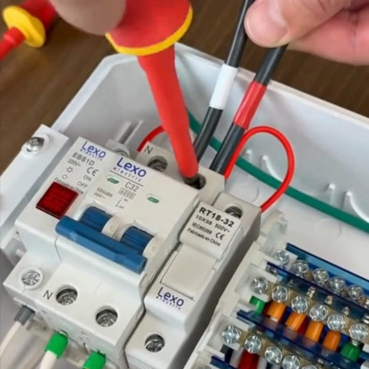 Instalación tablero domiciliario pre embutido