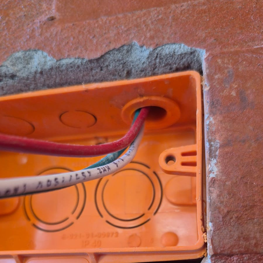 Cambio y normalización de centro de enchufe interior o exterior