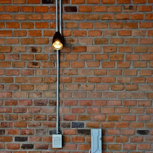Centro de luminaria exterior con canalización a la vista (EMT)