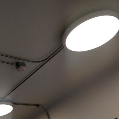 Centro de luminaria interior con canalización a la vista (EMT)